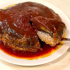 A picture of 【A must for mushroom lovers!】Giant hamburg steak with whole jumbo mushrooms in a rice cooker.