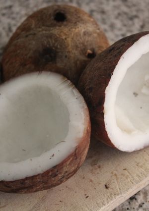 Una foto de Cómo abrir un coco maduro