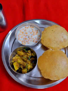 कद्दू की सब्जी और पूरी (Kaddu ki Sabji and Poori Recipe in Hindi) रेसिपी मुख्य फोटो