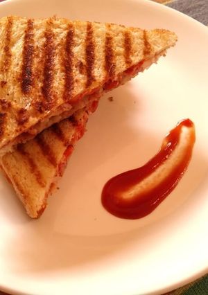ग्रील चीज सँडविच (grill cheese sandwich recipe in marathi) रेसिपी चे मुख्य फोटो 