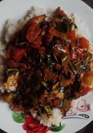 A picture of Boiled rice with vegetable stew.