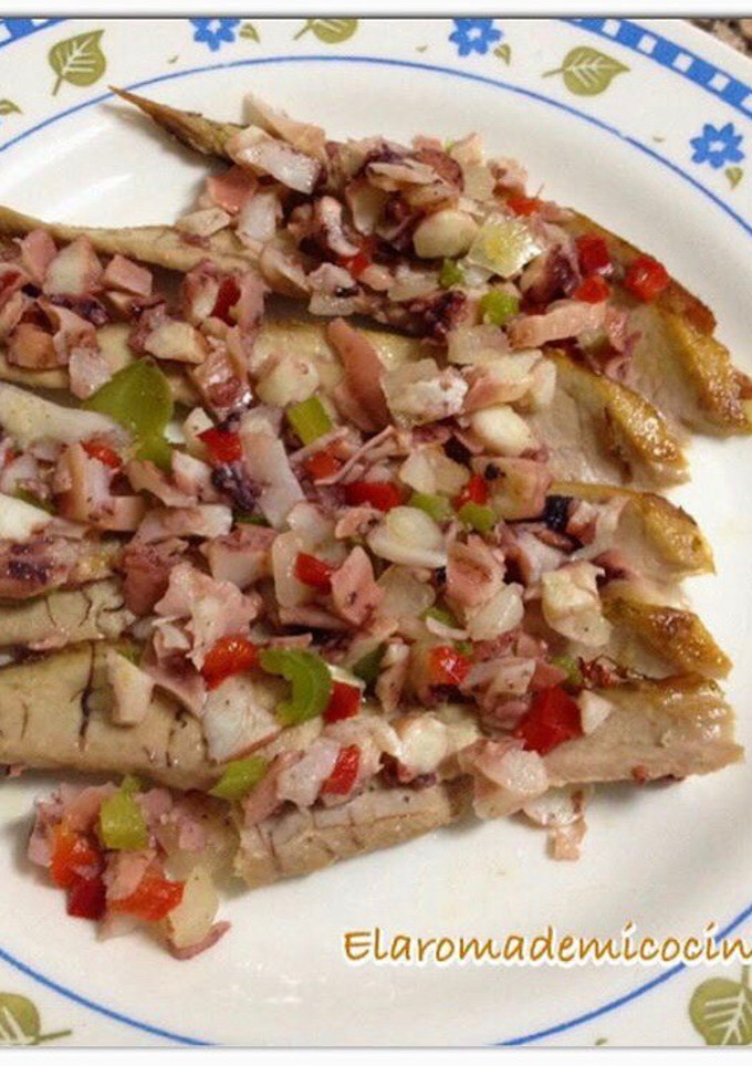 Una foto de Ventresca de atún con pipirrana de pulpo