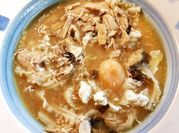 Una foto de sopa de miso y pollo