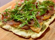 Una foto de salsa para pizza con albahaca