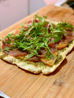 Una foto de Pizza casera al pesto con masa express