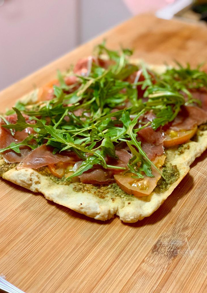Una foto de Pizza casera al pesto con masa express