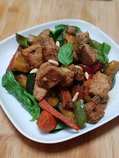 Una foto de Atún y verduras al Wok