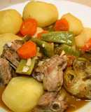 Patatas guisadas con costillas de cerdo y verduras