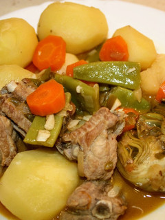 Una foto de Patatas guisadas con costillas de cerdo y verduras