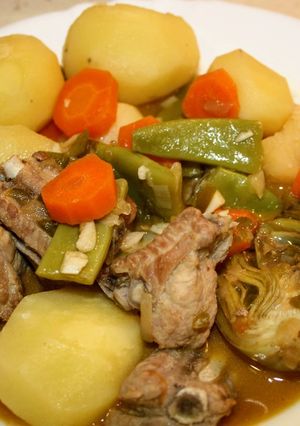 Una foto de Patatas guisadas con costillas de cerdo y verduras