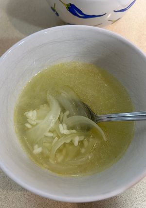 Una foto de Sopa de cebolla y arroz