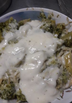 Una foto de Brócoli salteado con tallarines y salsa Blanca