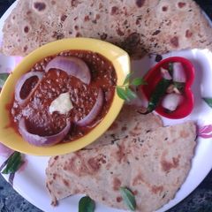 A picture of Dal makhni with tandoori roti.