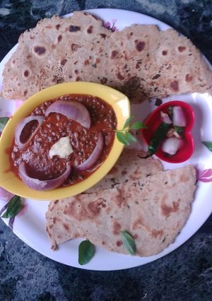 A picture of Dal makhni with tandoori roti.