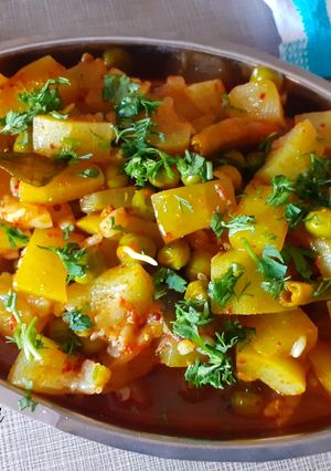 A picture of Lauki-Matar ki Sabzi.