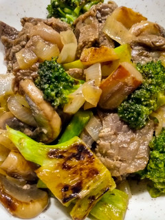 A picture of Stir fry of lime beef, broccoli and mushrooms.