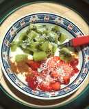 Yogur natural griego con fruta, coco y canela