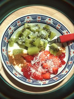 Una foto de Yogur natural griego con fruta, coco y canela