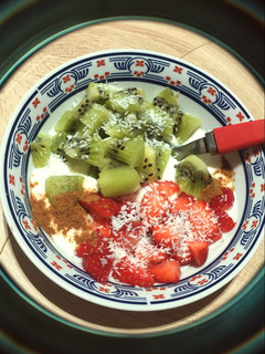 Una foto de Yogur natural griego con fruta, coco y canela