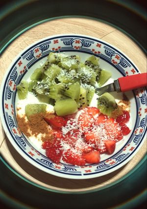 Una foto de Yogur natural griego con fruta, coco y canela