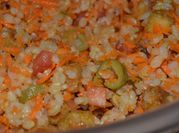 Una foto de arroz integral tofu