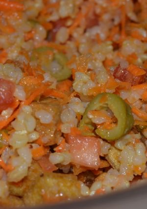 Una foto de Ensalada de tofu y arroz integral