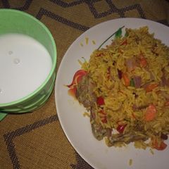 A picture of Fried rice with chicken and kunun gyada.