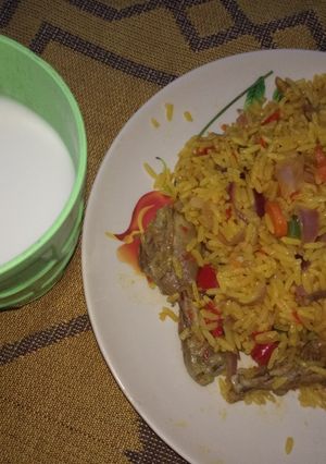 A picture of Fried rice with chicken and kunun gyada.