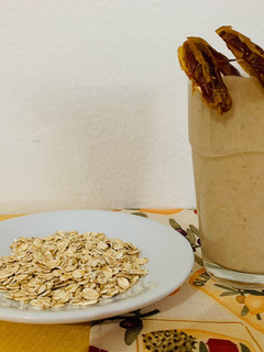 A picture of Oats Milkshake with Dates.
