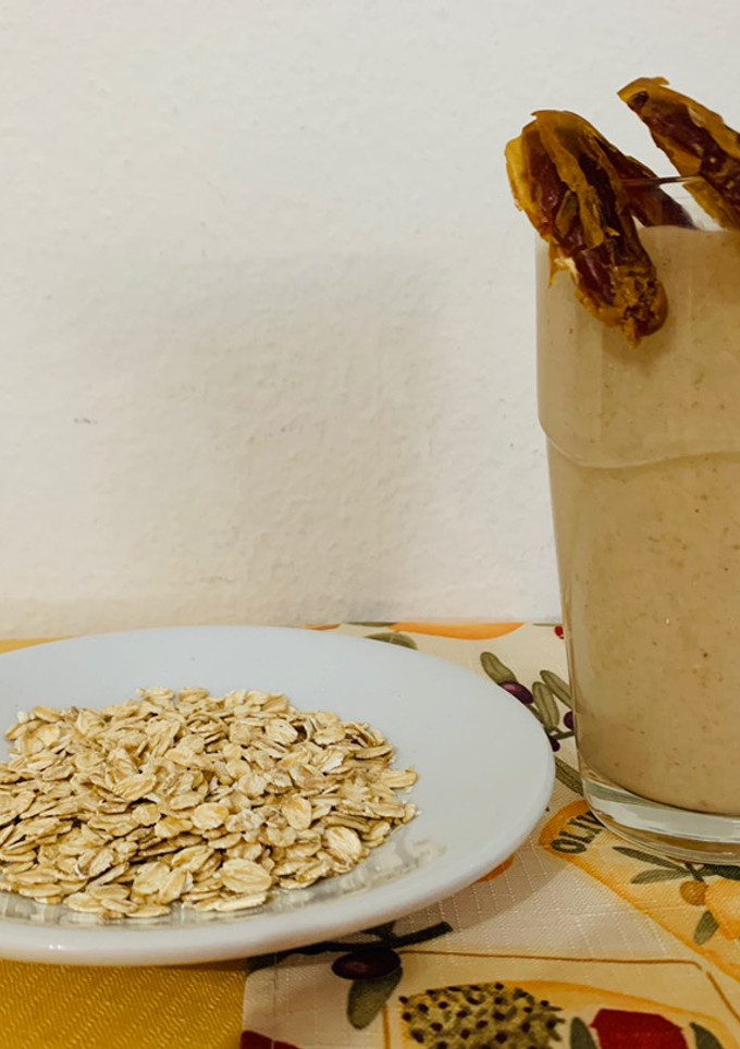 A picture of Oats Milkshake with Dates.