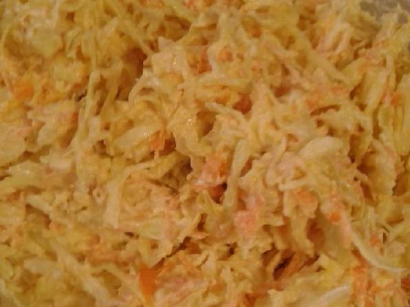 салат с пекинской капустой обалденно вкусный. салат из свежей капусты копченой колбасы и чеснока. салат с капустой и копченой курицей. салат из пекинской капусты с огурцом и колбасой. как выглядит белая копченая капуста.