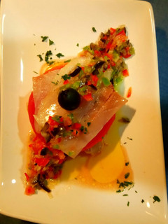 Una foto de Milhoja de bacalao ahumado con gelatina de tomate y vinagreta