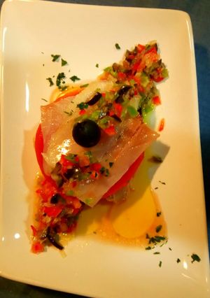 Una foto de Milhoja de bacalao ahumado con gelatina de tomate y vinagreta