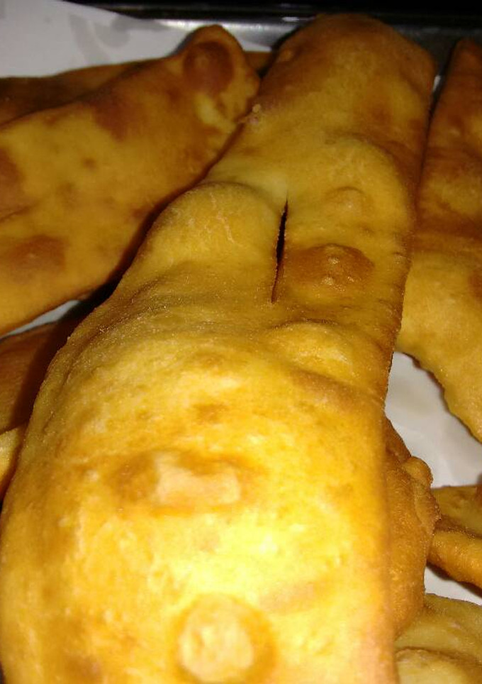 Una foto de Tortas fritas super fáciles, esponjosas y crocantes.. :)