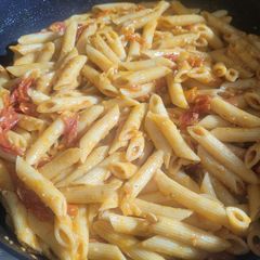 A picture of Garlic & Fresh Tomato Pasta.