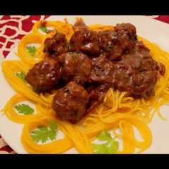 A picture of Spaghetti and Meatball sauce.
