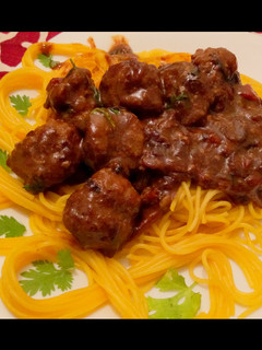 A picture of Spaghetti and Meatball sauce.