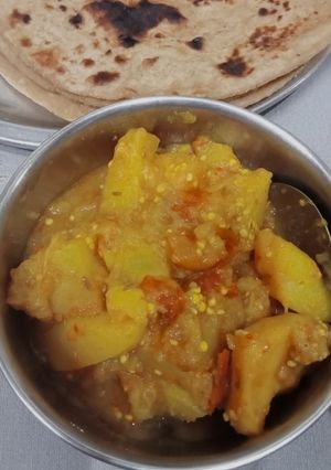 बैंगन आलू (Baingan aloo recipe in hindi) रेसिपी मुख्य फोटो
