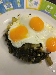 Una foto de Acelgas con patatas y huevos de codorniz
