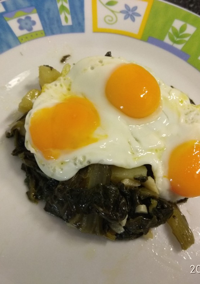 Una foto de Acelgas con patatas y huevos de codorniz