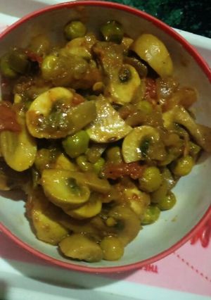 A picture of Mushrooms and peas.