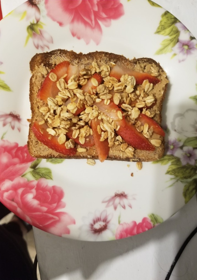 Una foto de Desayuno saludable Tostada de fresa