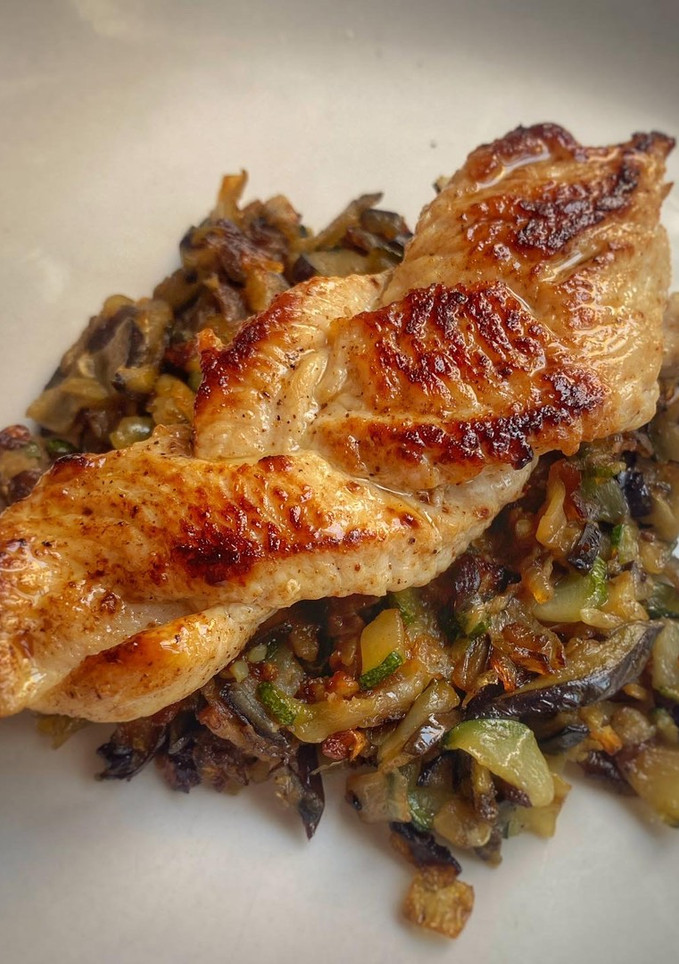 Una foto de Trenza de pavo sobre lecho de verduras
