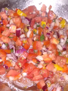 Una foto de Salsa criolla colorida