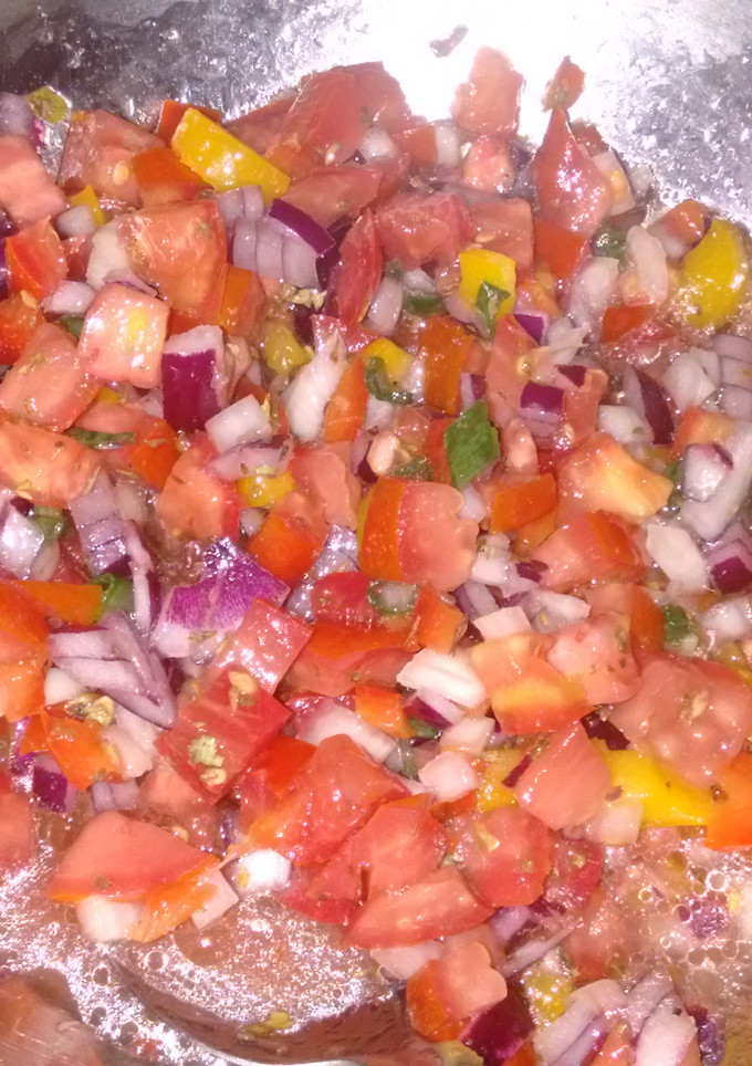 Una foto de Salsa criolla colorida