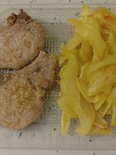 Una foto de Chuletas al ajillo con patatas fritas