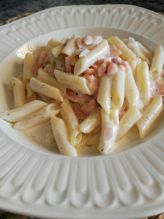 Una foto de Macarrones con salmón ahumado
