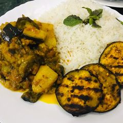 A picture of Aalu bengan with grilled bengan.