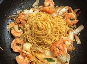 Hình của món Mì trứng xào tôm.