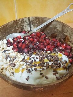 Una foto de Yogur griego con granada, arroz, miel y nibs de chocolate